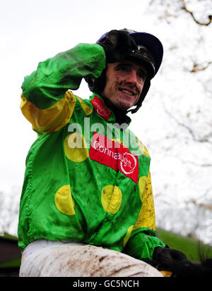 Kauto Star guidato da Ruby Walsh dopo la vittoria in Betfair Steeple Chase durante il Northwest Racing Masters Betfair Chase durante il Northwest Racing Masters Betfair Chase presso l'ippodromo Haydock Park di Merseyside. Foto Stock