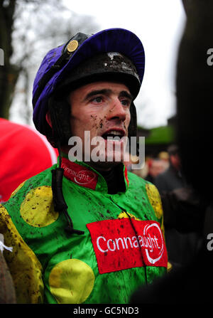 Kauto Star guidato da Ruby Walsh dopo la vittoria in Betfair Steeple Chase durante il Northwest Racing Masters Betfair Chase durante il Northwest Racing Masters Betfair Chase presso l'ippodromo Haydock Park di Merseyside. Foto Stock