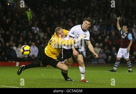 Calcio - Barclays Premier League - Burnley / Aston Villa - Turf Moor. Brian Jensen, portiere di Burnley (a sinistra) sfida James Milner di Aston Villa nella casella di rigore Foto Stock