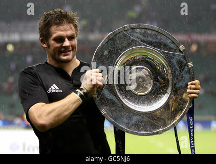 Rugby Union - Investec Challenge Series 2009 - Inghilterra / Nuova Zelanda - Twickenham. Il capitano neozelandese Richie McCaw con lo scudo Hillary in seguito alla gara Investec Challenge Series 2009 a Twickenham, Londra. Foto Stock