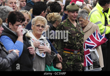 Rifilatura dell'immagine trasmessa in precedenza. La famiglia e gli amici di Sgt Matthew Telford e di Guardsman Jimmy Major si uniscono a migliaia di residenti della zona di Grimsby per rendere omaggio ai due soldati uccisi in Afghanistan, quando sono stati riportati a casa a Grimsby oggi. Foto Stock