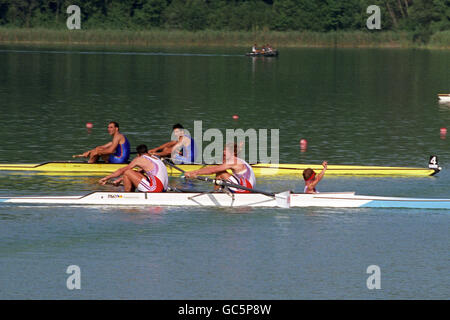 La Gran Bretagna Jonathan Searle (c), Greg Searle (l) e cox Gary Herbert (r) hanno vinto la medaglia d'oro della squadra italiana. Foto Stock