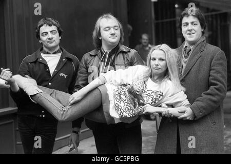 Il team 'Not the Nine o'Clock News', da sinistra a destra, Rowan Atkinson, Mel Smith, e Griff Rhys Jones portando Pamela Stephenson, a Covent Garden, quando hanno lanciato un LP dei loro migliori bozzetti. Foto Stock