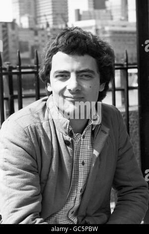 Rowan Atkinson del team 'Not the Nine o'Clock News', contribuendo a lanciare il libro del team 'Not the Royal Wedding' alla Torre di Londra. Foto Stock