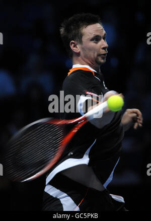 Il svedese Robin Soderling in azione contro il spagnolo Rafael Nadal durante le finali del Barclays ATP World Tennis Tour alla O2 Arena di Londra. Foto Stock