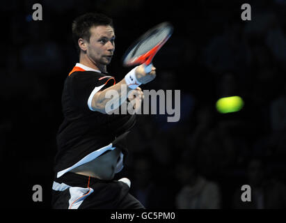 Il svedese Robin Soderling in azione contro il spagnolo Rafael Nadal durante le finali del Barclays ATP World Tennis Tour alla O2 Arena di Londra. Foto Stock