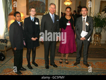 Il Principe del Galles fa chiacchierare con gli alunni della Pimlico Academy mentre lancia il primo marchio del programma del Prince's Teaching Institute a Clarence House, nel centro di Londra. Foto Stock