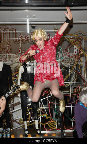 Noel Fielding e il Mighty Boosh accendono le luci di Natale al negozio Stella McCartney di Londra. Foto Stock