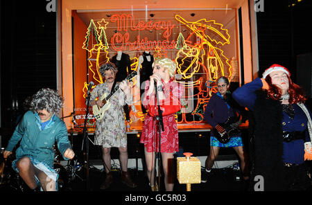 (L-R) Michael Fielding, Julian Barratt, Noel Fielding, sconosciuto e ricco Fulcher del Mighty Boosh accendere le luci di Natale al negozio Stella McCartney a Londra. Foto Stock