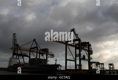 Vista generale dei moli di Grangemouth, Falkirk, Scozia. Entrano in vigore le nuove norme relative al whisky scozzese, che segnano l'occasione al molo di Grangemouth di fronte a una nave container che viene caricata con contenitori pieni di whisky. Foto data, Lunedi 23 novembre 2009. Il credito fotografico dovrebbe essere Andrew Milligan PA Wire. Foto Stock