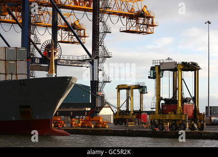 Vista generale dei moli di Grangemouth, Falkirk, Scozia. Entrano in vigore le nuove norme relative al whisky scozzese, che segnano l'occasione al molo di Grangemouth di fronte a una nave container che viene caricata con contenitori pieni di whisky. Foto data, Lunedi 23 novembre 2009. Il credito fotografico dovrebbe essere Andrew Milligan PA Wire. Foto Stock