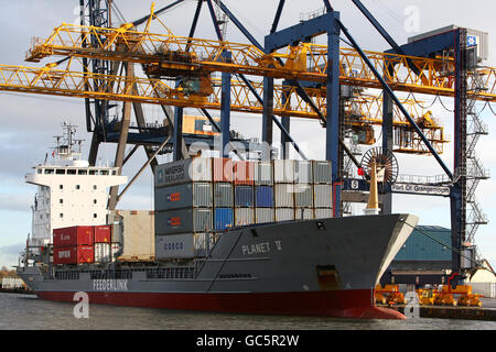 Vista generale dei moli di Grangemouth, Falkirk, Scozia. Entrano in vigore le nuove norme relative al whisky scozzese, che segnano l'occasione al molo di Grangemouth di fronte a una nave container che viene caricata con contenitori pieni di whisky. Foto data, Lunedi 23 novembre 2009. Il credito fotografico dovrebbe essere Andrew Milligan PA Wire. Foto Stock