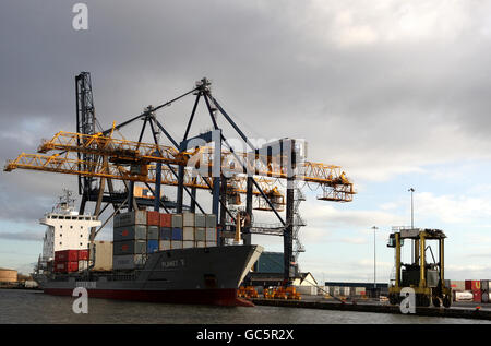 Vista generale dei moli di Grangemouth, Falkirk, Scozia. Entrano in vigore le nuove norme relative al whisky scozzese, che segnano l'occasione al molo di Grangemouth di fronte a una nave container che viene caricata con contenitori pieni di whisky. Foto data, Lunedi 23 novembre 2009. Il credito fotografico dovrebbe essere Andrew Milligan PA Wire. Foto Stock