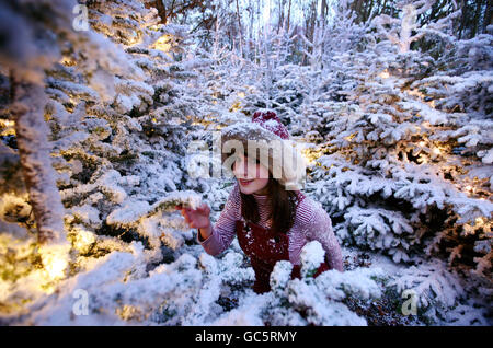 Tamsyn Sear, in carattere come elfo di Santa, si erge tra alberi artificiali ricoperti di neve mentre i tocchi finali sono messi a Lapponia UK, vicino Tunbridge Wells, Kent, una produzione teatrale che cerca di ricreare la patria artica di Padre Natale. Foto Stock