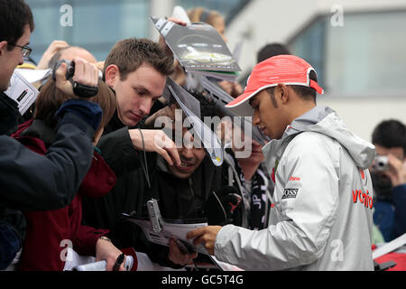 Pilota di Formula uno Lewis Hamilton della McLaren Mercedes F1 Il team firma autografi al Powered by Mercedes-Benz Live '09 Si tiene a Brooklands in Surrey Foto Stock