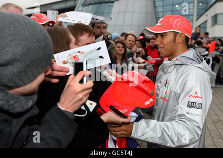 Pilota di Formula uno Lewis Hamilton della McLaren Mercedes F1 Il team firma autografi al Powered by Mercedes-Benz Live '09 Si tiene a Brooklands in Surrey Foto Stock