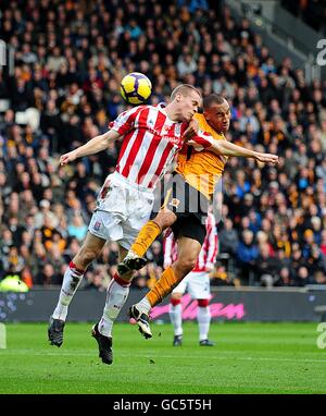 Calcio - Barclays Premier League - Hull City / Stoke City - KC Stadium. Craig Fagan di Hull City (a destra) e Ryan Shawcross di Stoke City (a sinistra) lottano per la palla in aria Foto Stock