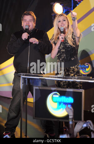 James Corden e Fearne Cotton durante la BBC Switch Live 2009 presso l'Hammersmith Apollo nella parte ovest di Londra. Foto Stock