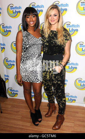 Alexandra Burke (a sinistra) e il backstage di Fearne Cotton durante la BBC Switch Live 2009 presso l'Hammersmith Apollo a Londra ovest. Foto Stock