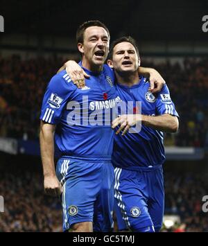 John Terry di Chelsea (a sinistra) celebra il suo primo gol ai lati Del gioco con il compagno di squadra Frank Lampard (a destra) Foto Stock