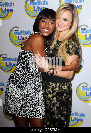 Alexandra Burke (a sinistra) e il backstage di Fearne Cotton durante la BBC Switch Live 2009 presso l'Hammersmith Apollo a Londra ovest. Foto Stock