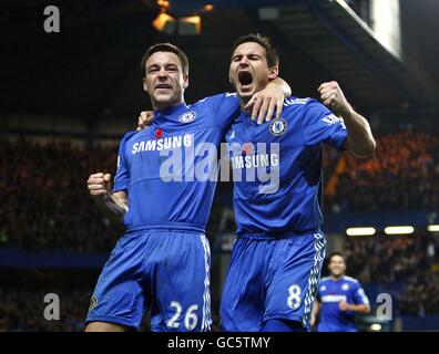 John Terry di Chelsea (a sinistra) celebra il suo primo gol ai lati Del gioco con il compagno di squadra Frank Lampard (a destra) Foto Stock