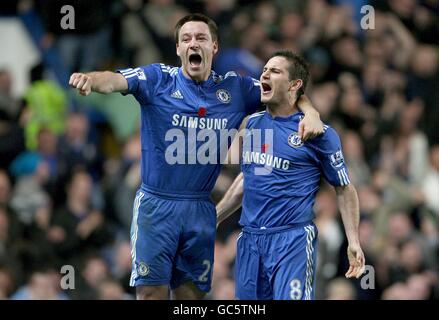 John Terry di Chelsea (a sinistra) festeggia con il compagno di squadra Frank Lampard (a destra) dopo aver diretto nel primo obiettivo del gioco Foto Stock