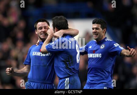 John Terry di Chelsea (a sinistra) festeggia con il compagno di squadra Frank Lampard (A destra) e Michael Ballack (a destra) dopo la prima obiettivo del gioco Foto Stock