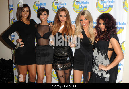 (Da sinistra a destra) Rochelle Wiseman, Frankie Sandford, una Healy, Mollie King e Vanessa White dal backstage del sabato durante BBC Switch Live 2009 presso l'Hammersmith Apollo a Londra ovest. Foto Stock