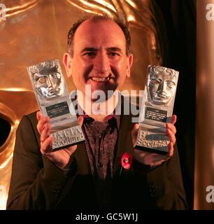 Armando Iannucci con i suoi premi per il miglior regista e miglior scuderia al BAFTA Scotland Awards 2009 al Glasgow Science Center. Foto Stock