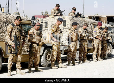 I soldati a Lashkar Gah, Afghanistan, fanno una pausa di due minuti per un silenzio il giorno dell'armistizio. Foto Stock