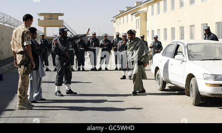 La polizia nazionale afghana si allea sotto l'occhio vigile dell'esercito britannico a Lashkar Gah, Afghanistan. Foto Stock