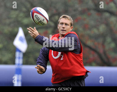 Jonny Wilkinson in Inghilterra durante una sessione di allenamento al Penny Hill Park Hotel, Surrey. Foto Stock