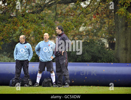 Rugby Union - sessione di addestramento Inghilterra - Penny Hill Park. Inglese Team Manager Martin Johnson (a destra) durante una sessione di allenamento al Penny Hill Park Hotel, Surrey. Foto Stock