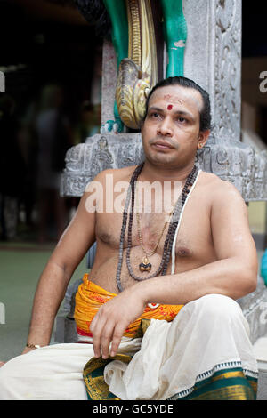 Un bramino presso Sri Veeramakaliamman tempio, in Little India, Singapore Foto Stock