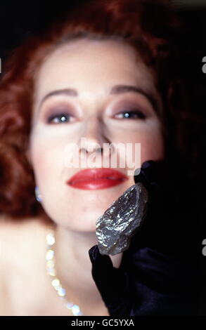 Gioielli, pietre preziose, diamanti, diamanti, 'Sefadu', non lucidati, 620 Carat, Lazare Kaplan Collection, presentazione del modello australiano Cleo, Hotel Rafael, Monaco di Baviera, 18.7.1992, diritti aggiuntivi-clearences-non disponibili Foto Stock