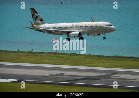 Un etihad airlines Airbus A320 jet viene a terra a Mahe, Seicelle Foto Stock