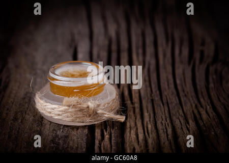 Fai da te fatti a mano di zucchero naturale macchia a labbro con miele e olio di noce di cocco Foto Stock