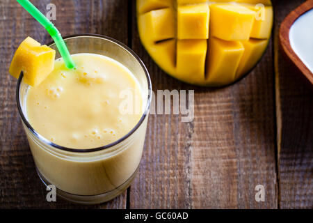 Bicchiere di mango lassi, Indiano bevanda a base di yogurt mescolato con mango e miele, aromatizzata con il cardamomo. Foto Stock