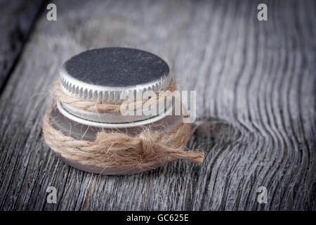 Fai da te fatti a mano di zucchero naturale macchia a labbro con miele e olio di noce di cocco Foto Stock