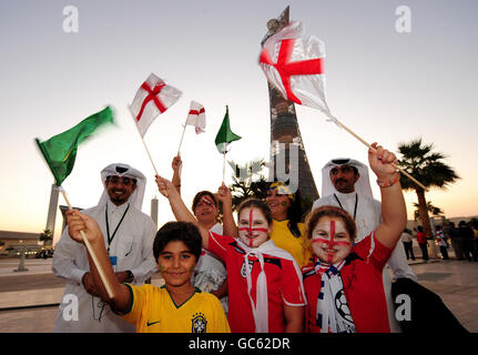 I fan dell'Inghilterra arrivano allo stadio davanti all'International friendly al Khalifa International Stadium di Doha, Qatar. Foto Stock