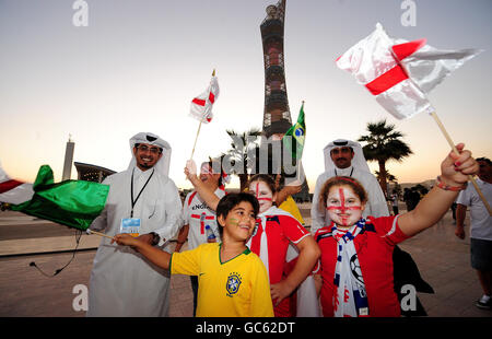 Gli appassionati di Inghilterra e Brasile arrivano allo stadio per l'International friendly al Khalifa International Stadium, Doha, Qatar. Foto Stock