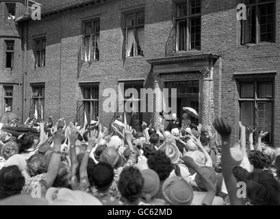 Una miriade di mani si alzano in risposta al saluto di Sir Winston Churchill, mentre, con Lady Churchill, si trova alla porta del suo affonio a Cartwell, Westerham, Kent. Le mani appartengono ai visitatori che si recarono a Chartwell quando Sir Winton e Lady Churchill aprirono i giardini al pubblico. I proventi andranno alle chiese parrocchiali di Westerham e Crockham Hill. Foto Stock