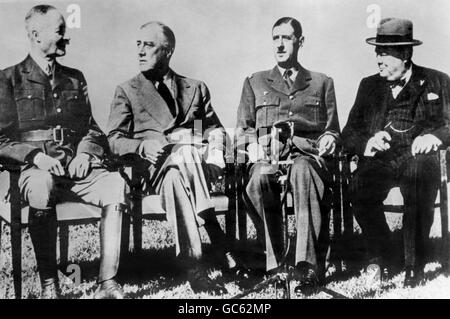 I leader alleati in guerra di tre nazioni si incontrano a Casablanca, in Marocco, per una conferenza sulla condotta della guerra. Da sinistra a destra: Il generale Henri Honoré Giraud, Alto Commissario del Nord Africa francese; il presidente americano Franklin D. Roosevelt; il generale Charles De Gaulle, leader dei francesi liberi; e il primo ministro britannico Winston Churchill. Foto Stock