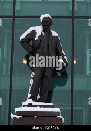 La statua di Sir Matt Busby al di fuori del Manchester United Stadio Old Trafford Foto Stock