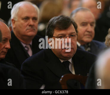 (Da sinistra a destra) l'ex Taoiseach John Bruton, Taoiseach Brian Cowen e l'ex Taoiseach Albert Reynolds partecipano ai funerali del Cardinale Cahal Daly, ex primate cattolico di tutta l'Irlanda, nella Cattedrale di San Patrizio ad Armagh. Foto Stock
