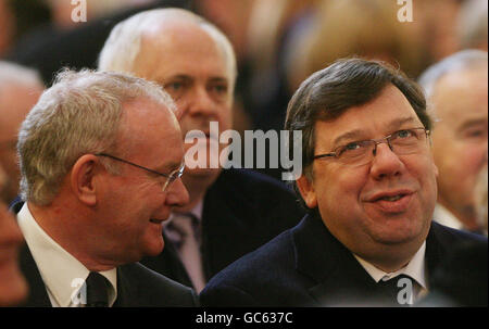 Il Vice primo Ministro dell'Irlanda del Nord Martin McGuinness (a sinistra) e il Taoiseach Brian Cowen partecipano ai funerali del Cardinale Cahal Daly, ex Primate Cattolico di tutta l'Irlanda, nella Cattedrale di San Patrizio ad Armagh. Foto Stock