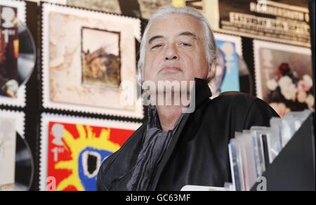 Jimmy Page, chitarrista leader in LED Zeppelin, si pone davanti alle versioni in soffio delle copertine degli album classici della Royal Mail, francobolli speciali, Che oggi sono in vendita, con copertine di album classici degli ultimi quattro decenni, tra cui il suo iconico album "IV", presso il negozio di dischi Rough Trade West a Londra ovest. Foto Stock