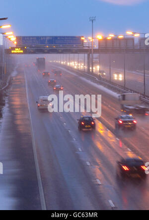 Tempo invernale. L'autostrada M1 scorre liberamente nonostante la neve pesante a Kegworth nel Leicestershire. Foto Stock