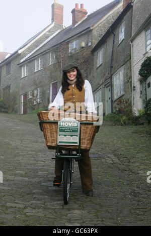 Il campione olimpico del ciclismo, Victoria Pendleton, si pone sulla Gold Hill a Shaftesbury, Dorset, conosciuta anche come "Hovis Hill", in una ricreazione del famoso spot Hovis 'Boy on the Bike' del 1973. Foto Stock